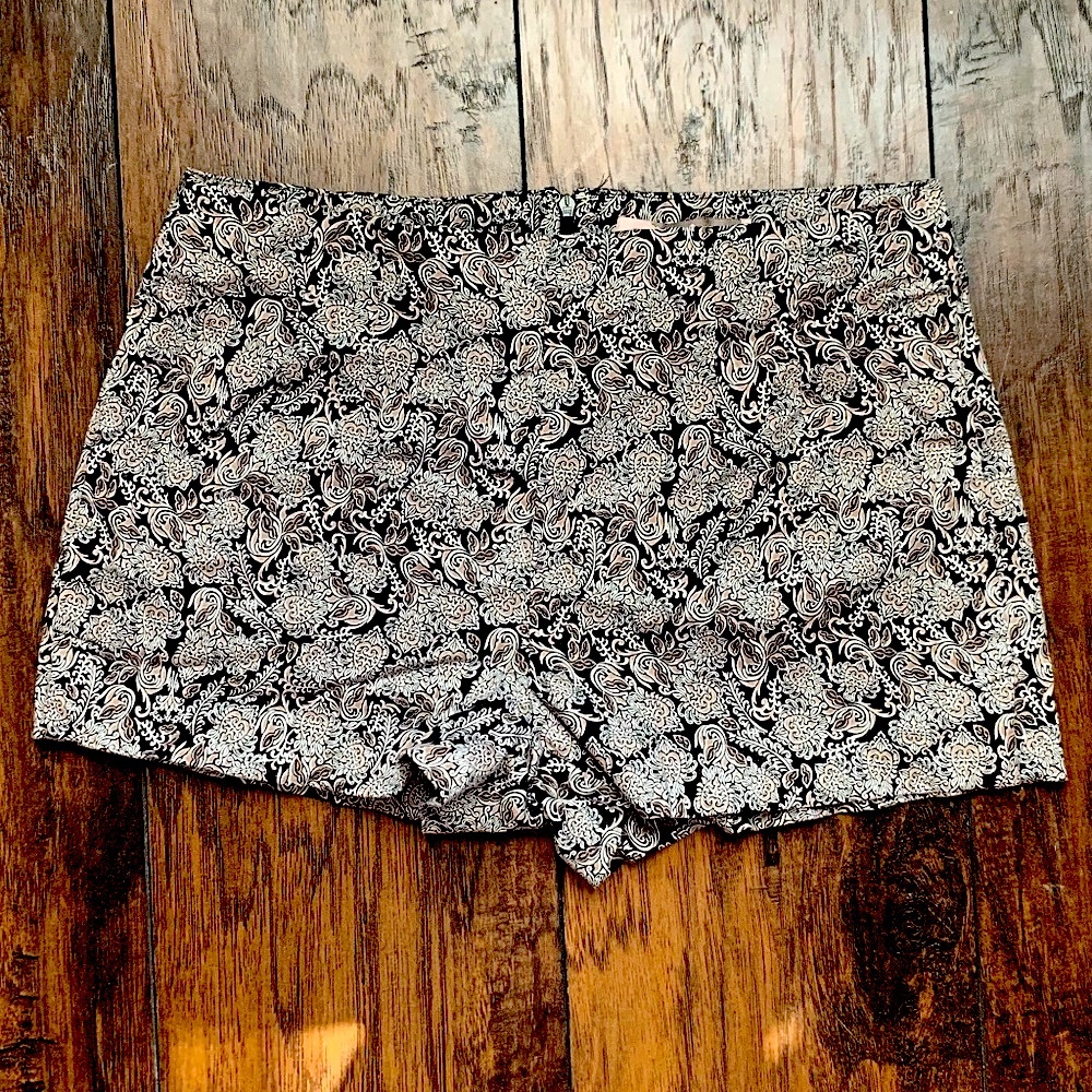 Floral Shorts f21, slit sides discreet zipper